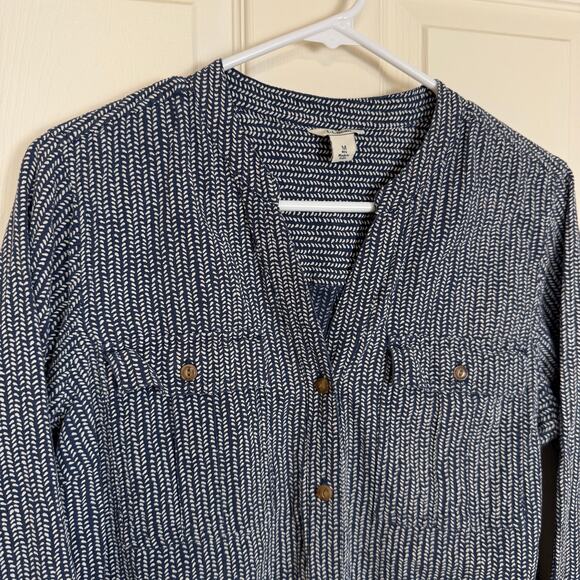 L.L. Bean Organic Cotton Gauzy Roll Tab Long Sleeve Shirt Navy Cream Print MED - Picture 2 of 5